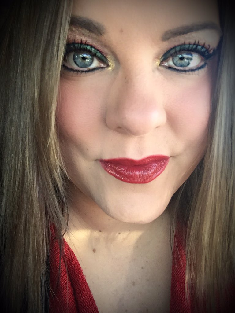 kma9239's tweet photo. @Younique_Corp @YouniqueSupport #12LipsOfChristmas 2015 Christmas look #primal #lethal #sultry #lashescelebrity https://t.co/bMIfZzGC09