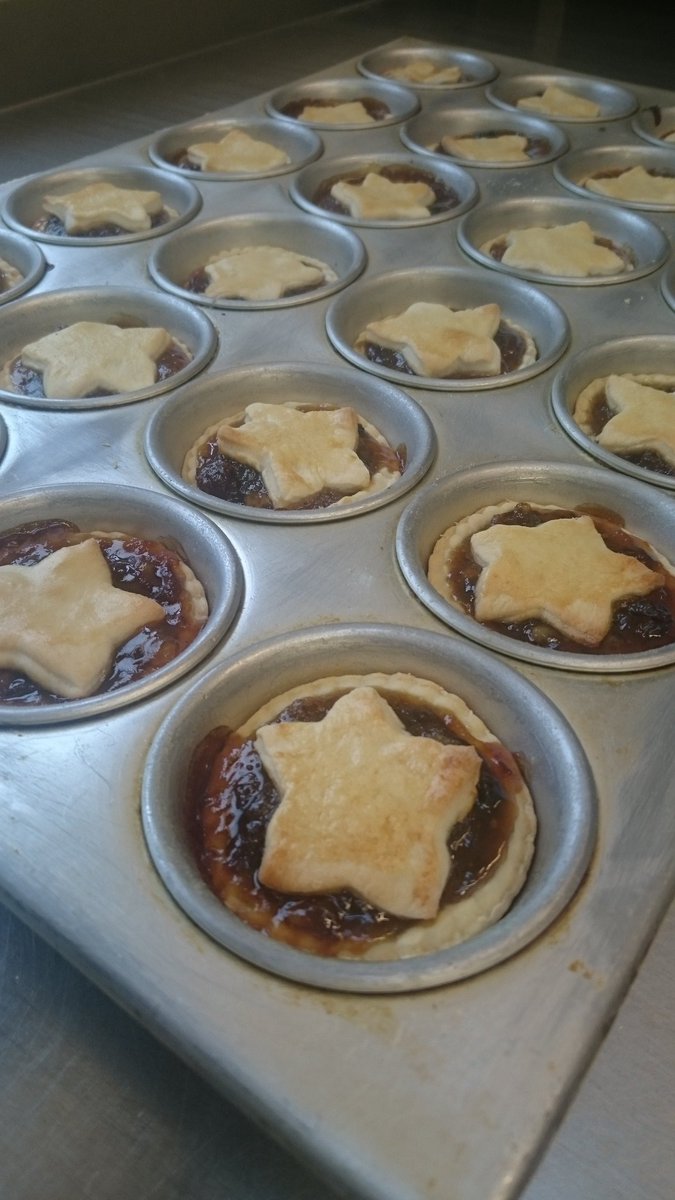 SiskinsCafe's tweet photo. Festive mince pies. Straight outta oven. 😀 #mincepies #christmasiscoming https://t.co/PS5XyyuAVD