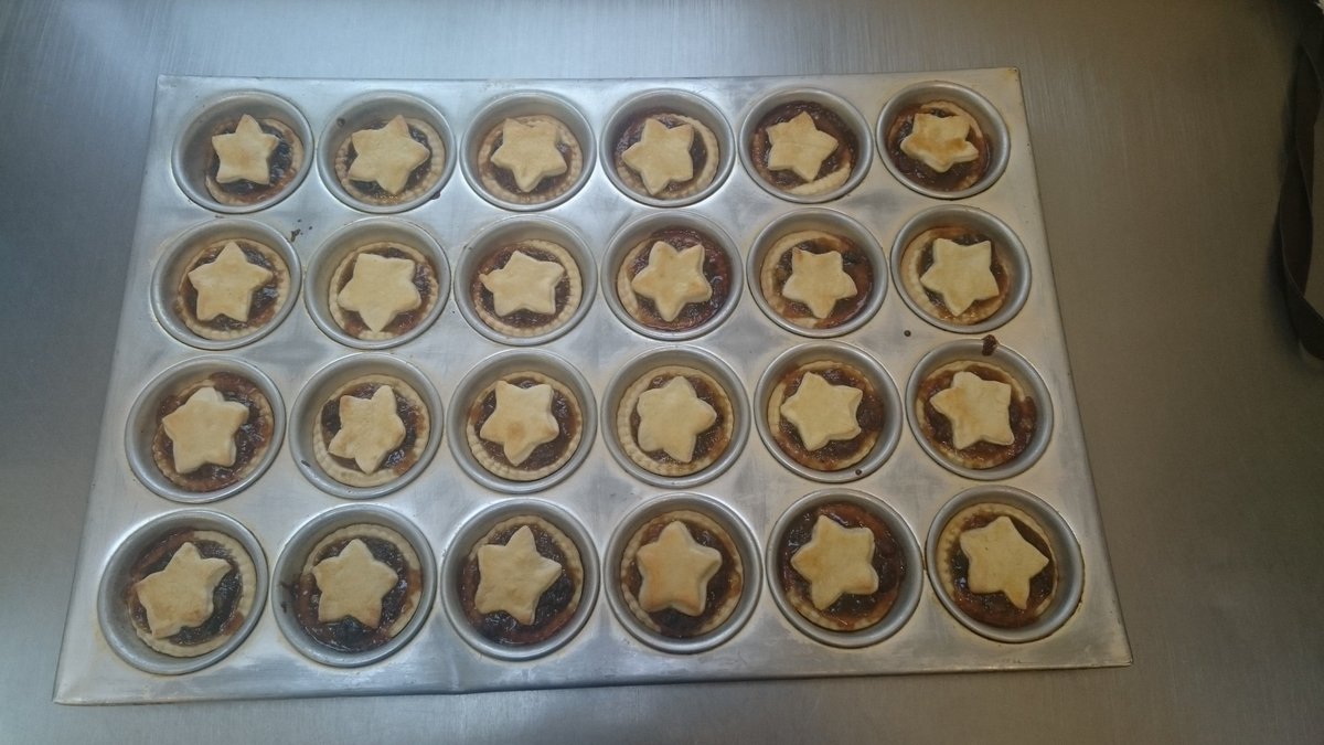 SiskinsCafe's tweet photo. Festive mince pies. Straight outta oven. 😀 #mincepies #christmasiscoming https://t.co/PS5XyyuAVD