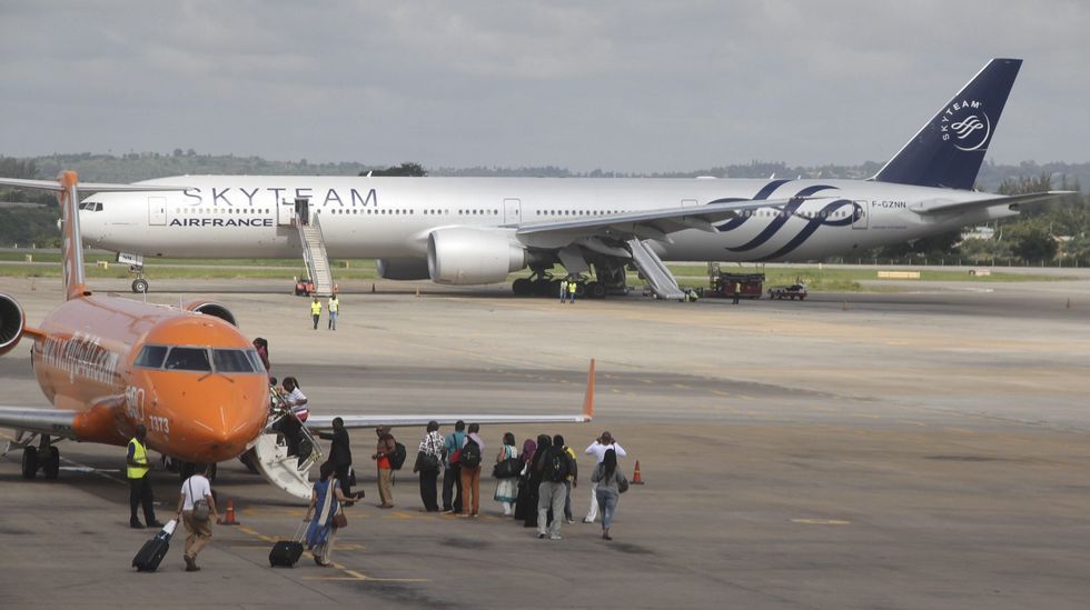 Kenia confirma la existencia de una bomba en el avión evacuado de <a href="/airfrance/">Air France</a> | goo.gl/AWvuEd