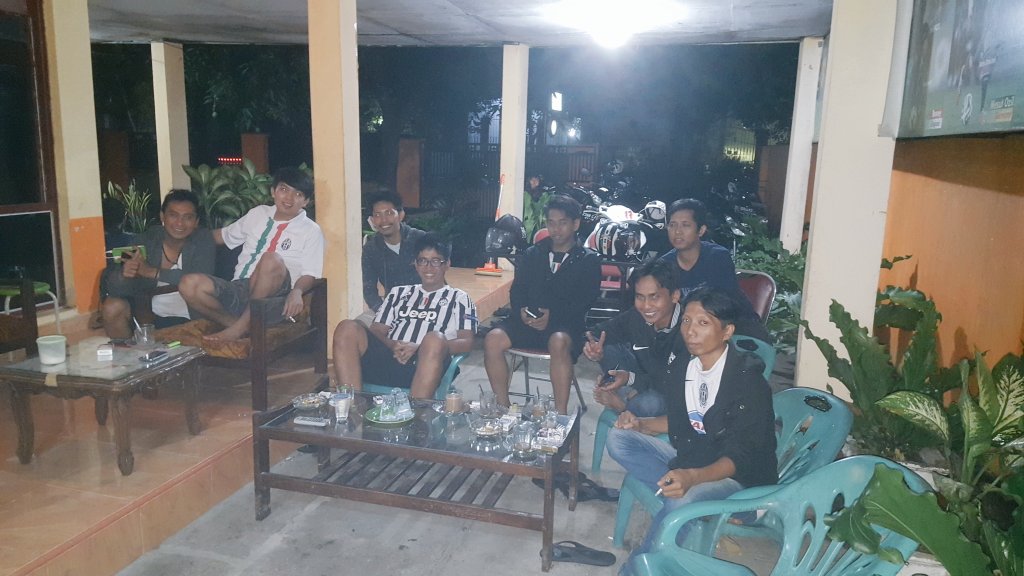 JCI_Sidrap's tweet photo. Suasana nobar @JCI_Sidrap . Menembus hujan bray... CC: @JCIndonesia #Nobar #SerieA #Gio17 #CarpiJuve #ForzaJuve https://t.co/hgVJJgfdol