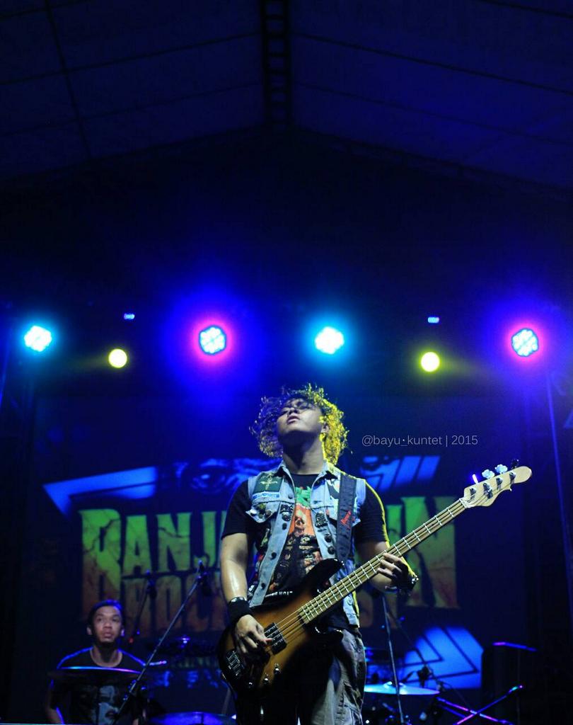 TOTS_Official's tweet photo. On the stage #BanjarmasinRockfest2015 #BringBackTheNoise https://t.co/ZBim5Xxi8y