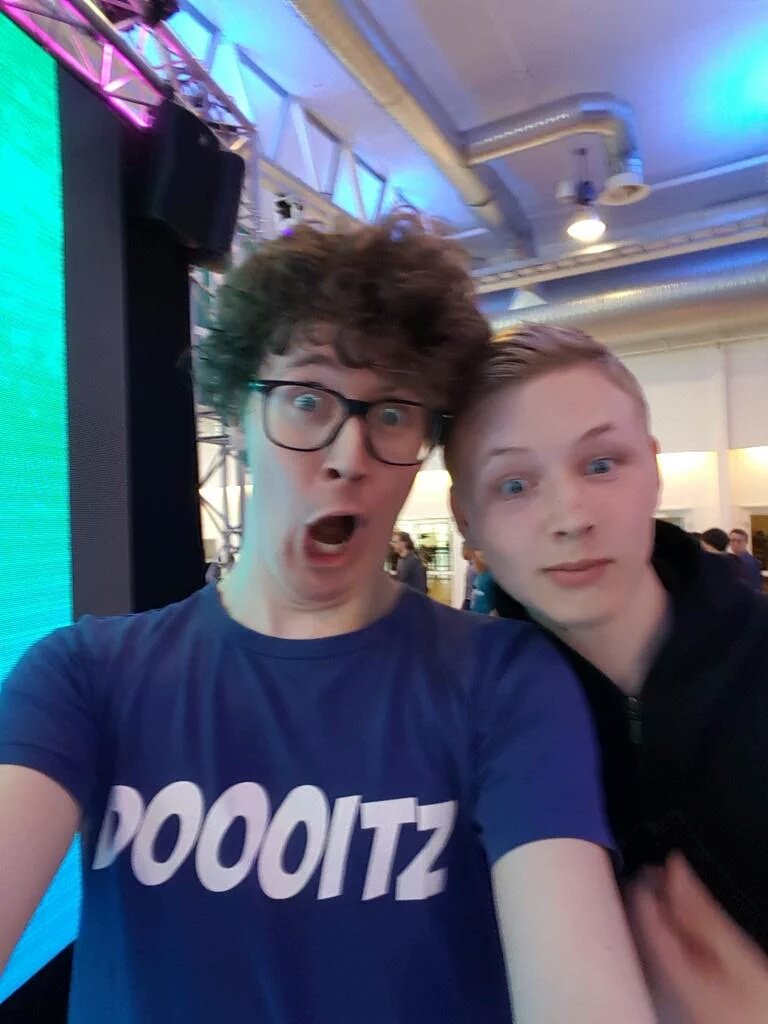 SmultronBuske's tweet photo. Tb to when i meet this legend @Sp4zie @DreamHack #dhs15 https://t.co/1QyMsH8vao