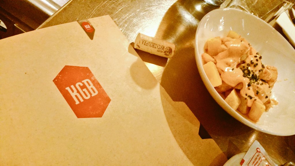 KGBmalaga's tweet photo. ¿Te encanta el toque picante en tu comida? Prueba nuestras Papas Bravas en #KGB #Malaga #papabravas #espias https://t.co/Em5fYHL079