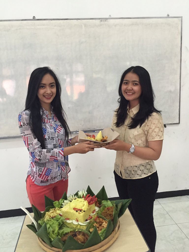 EDC_Brawijaya's tweet photo. Alhamdulillah acara peresmian ketua baru EDC 2016 telah berjalan dg lancar. Selamat utk @viida16 🎉🎉 https://t.co/vuNI2DN6IJ