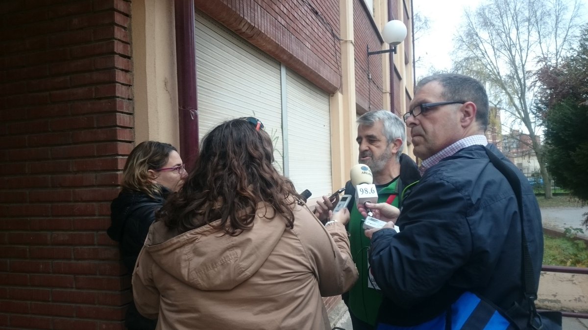 UnidadPopularBU's tweet photo. Manolo, nuestro candidato al Congreso, ya ha ejercido su derecho al voto. #BU20D #Garzoners @Unidadpopular__ https://t.co/yh48YUbuEW