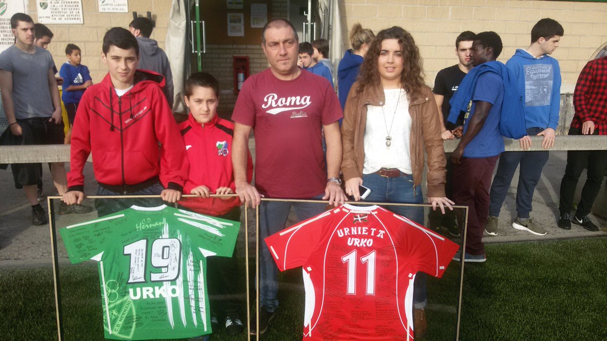 FutbolaUke's tweet photo. Partido del equipo preferente @FutbolaUke  @CDHERNANI . Los jugadores de ambos equipos con Urko Antolin https://t.co/yzAfcrAzmF