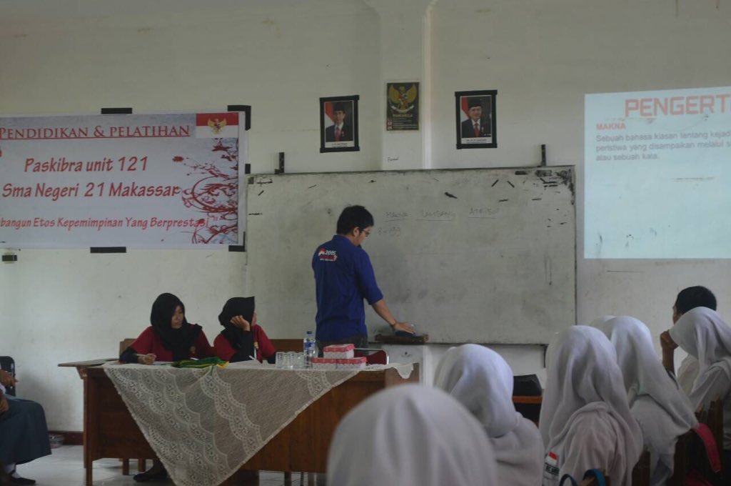 PaskibraSmadas's tweet photo. 20 Desember 2015 || Materi Makna Lambang dan Atribut ( Malabut ) oleh Kanda Ananda Farid https://t.co/zAghp5f0zL