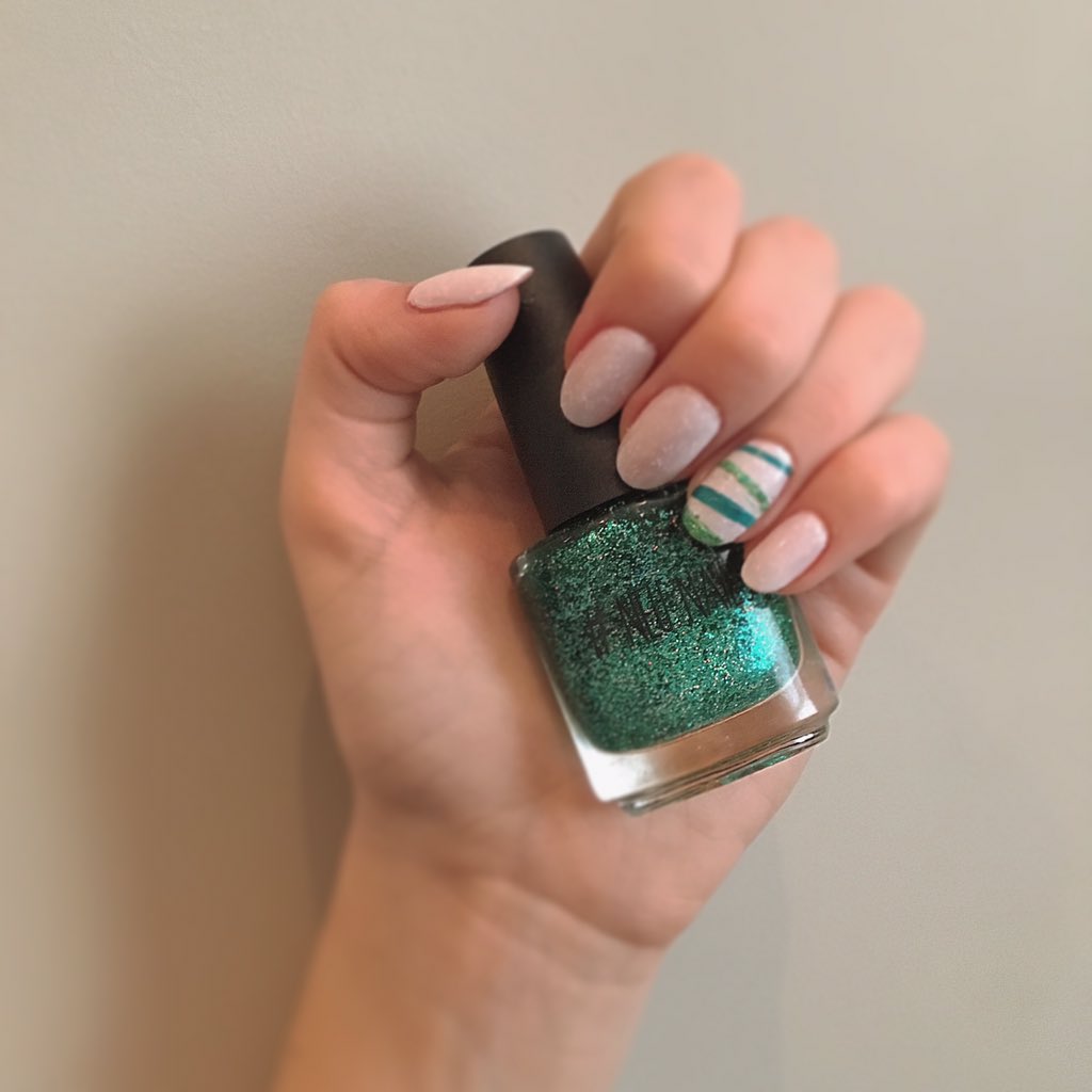 NeuNails's tweet photo. It's beginning to look a lot like Christmas ☃☃ #neunails #nailart #christmasnails #naildesign https://t.co/RhB7d8k5nc