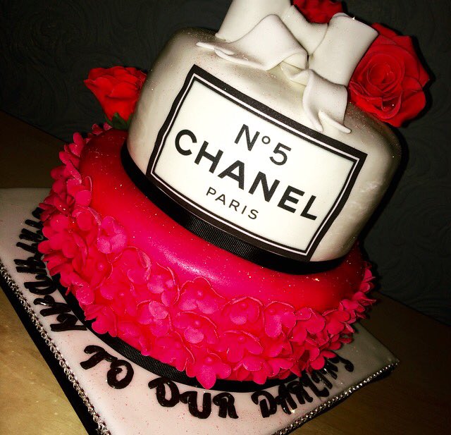 Shareenyp's tweet photo. This Weekend Bakes #Chanel Le Chic Birthday Cake #MamasCustomCakes https://t.co/rgywPXOujj