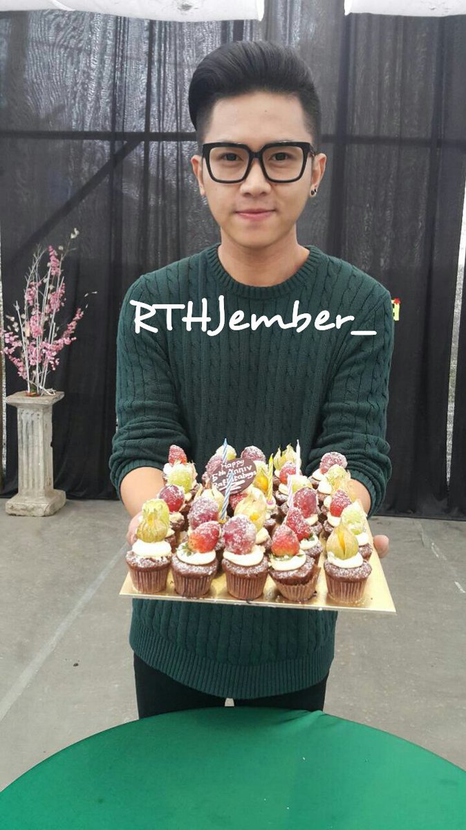 RTHJember_'s tweet photo. Hayooo siapa yang mau cake dari coco @rafaell_16 ??? =p #OneDayWithRafael https://t.co/syy5DbZ3lA
