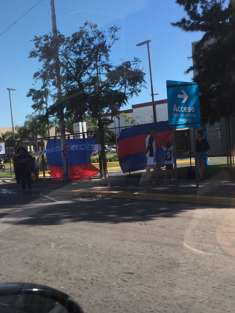 santinedelko's tweet photo. Desde las 8 am Carrefour Malvinas Argentinas @schcasla @DiarioCuervo @lea_alves #LaVueltaABoedoLaBancaLaGente https://t.co/E8bMKCMdJ1
