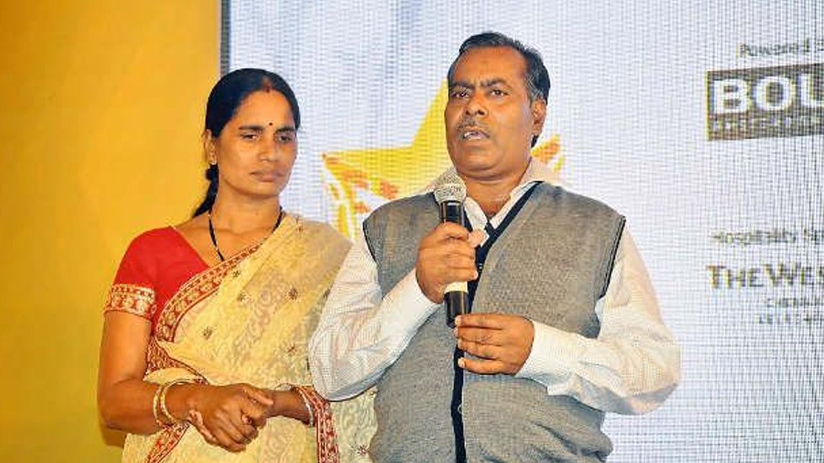 firstpost's tweet photo. Jyoti Singh's parents call off protest march, police seal India Gate : CNN-IBN https://t.co/izhqIkpgMI