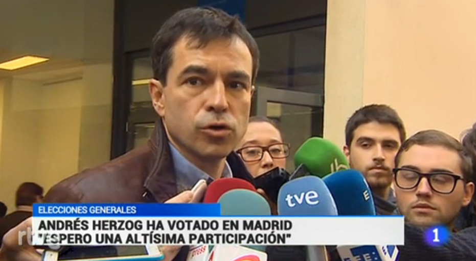 telediario_tve's tweet photo. También ha acudido en Madrid el candidato de UPyD Andrés Herzog que también reclama participación https://t.co/cn8ANQtTUb