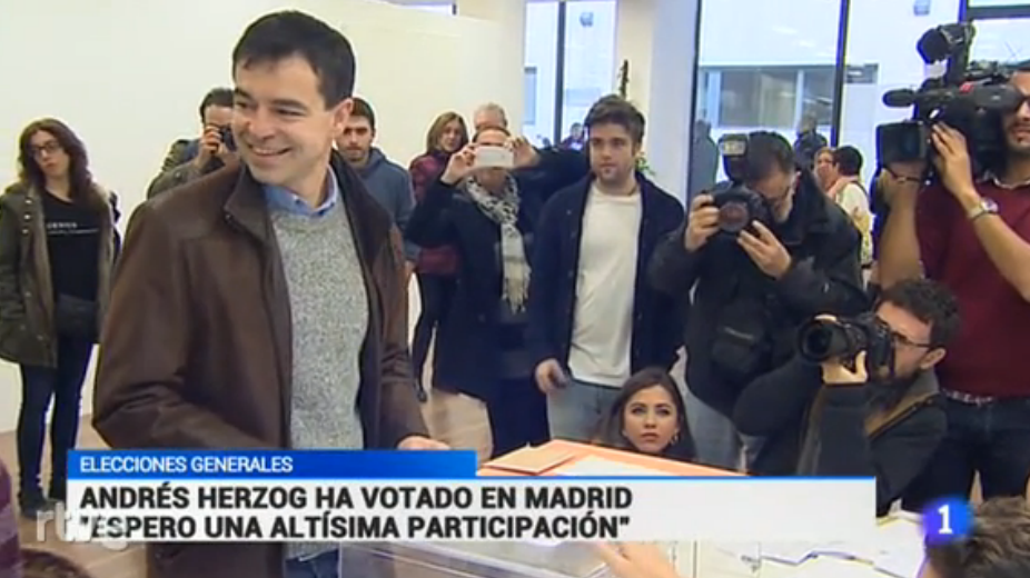 telediario_tve's tweet photo. También ha acudido en Madrid el candidato de UPyD Andrés Herzog que también reclama participación https://t.co/cn8ANQtTUb