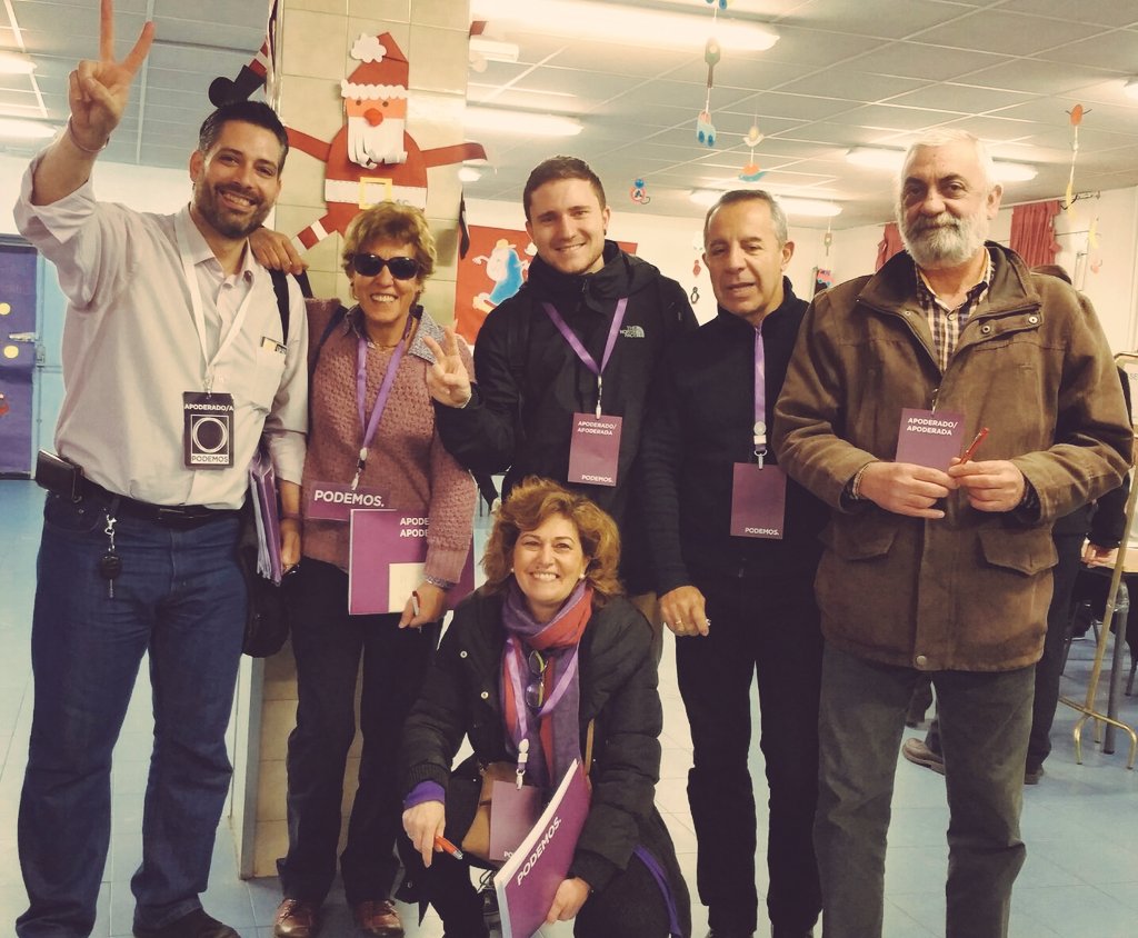 daniCanutillo's tweet photo. Mucha gente cogiendo papeleta morada en Madrid #Podemos20Dic https://t.co/au8y8zWsv4