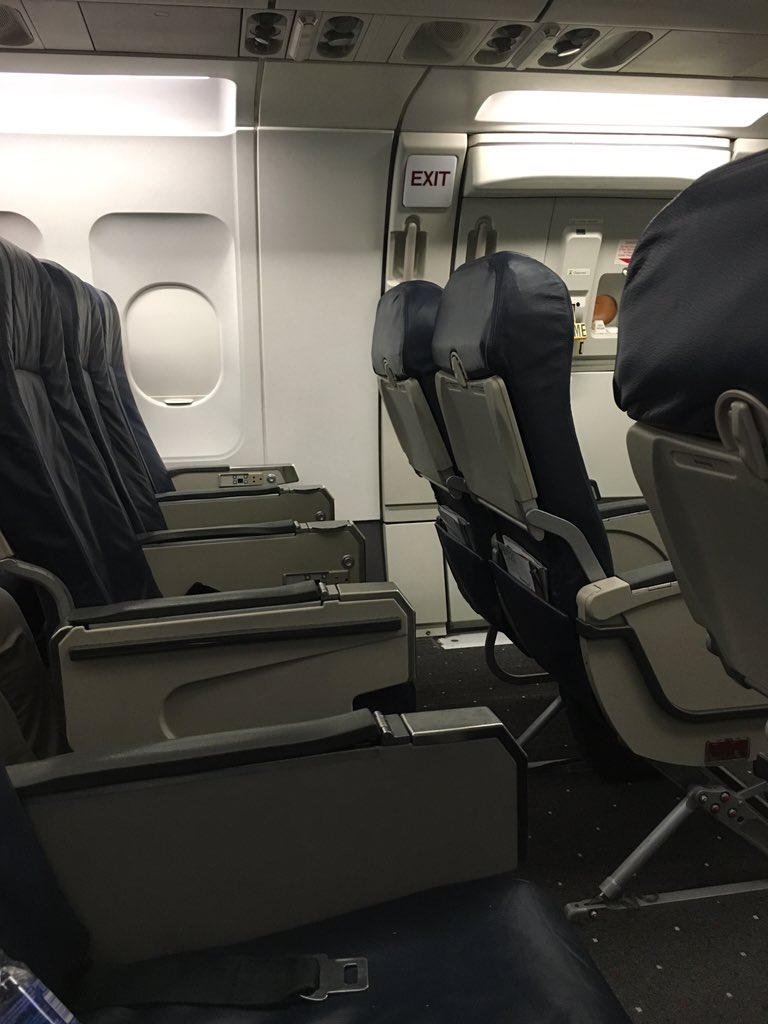 MattParrino's tweet photo. Row to myself for the win!! Going to be a nice and relaxing flight 👍👍 #OffToBuffalo #LaterFlorida https://t.co/po8FQviEYp