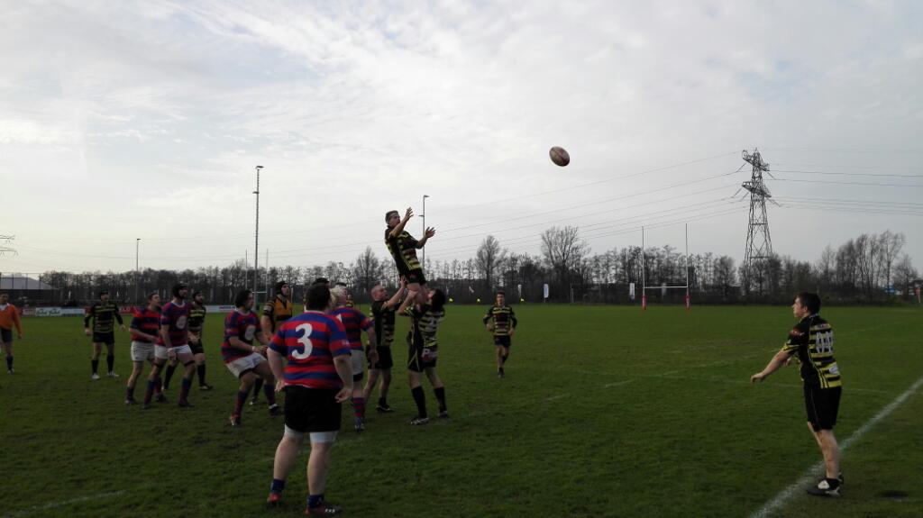 driede_casrc's tweet image. Na deze mooie lineout mault het Driede de bal bijna over de tryline, maar helaas nog net geen try voor Cas.