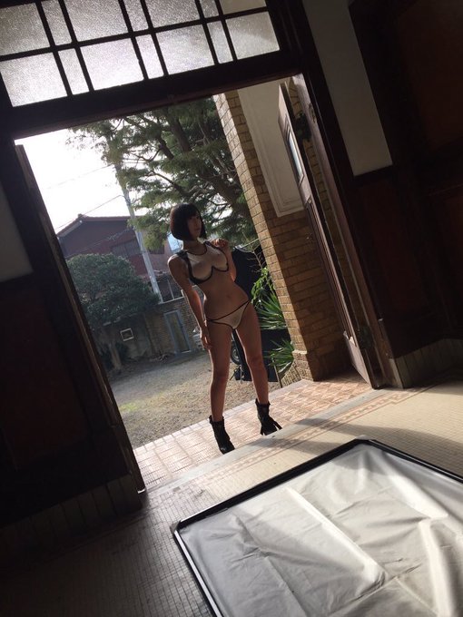 明日発売【週刊プレイボーイ】様に撮り下ろしグラビア載せて頂きます🙏  是非とも&ldquo;素人ちな&rdquo;が生まれた週刊プレイボーイの&ldquo;松岡ちな&rdquo;を見てもらえたら嬉しいです📕💓 https://t.co/BauGjE<a href="/tag/%E3%81%8F%E3%81%A0%E3%82%89%E3%81%AA%E3%81%84%E3%83%84%E3%82%A4%E3%83%BC%E3%83%88"class="tags"><span>#くだらないツイート</span></a>