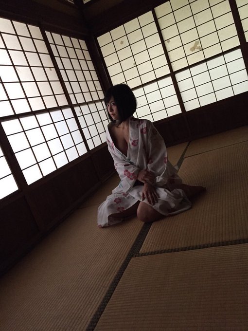 明日発売【週刊プレイボーイ】様に撮り下ろしグラビア載せて頂きます🙏  是非とも&ldquo;素人ちな&rdquo;が生まれた週刊プレイボーイの&ldquo;松岡ちな&rdquo;を見てもらえたら嬉しいです📕💓 https://t.co/BauGjE<a href="/tag/%E3%81%8F%E3%81%A0%E3%82%89%E3%81%AA%E3%81%84%E3%83%84%E3%82%A4%E3%83%BC%E3%83%88"class="tags"><span>#くだらないツイート</span></a>