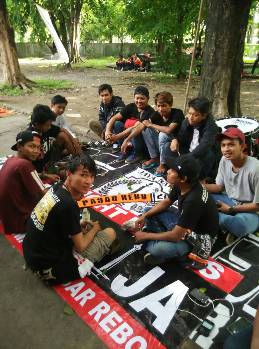 PLx1923's tweet photo. Kita gak bakal putus seduluran cuma gara-gara masalah sepele LELEMBOET whit HOOLBOYS @JakPasarRebo https://t.co/17uW56T8QT