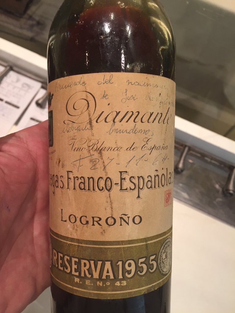 La botella que guardó mi padre cuando nació mi hermano,blanco reserva,papá brindamos contigo!!!