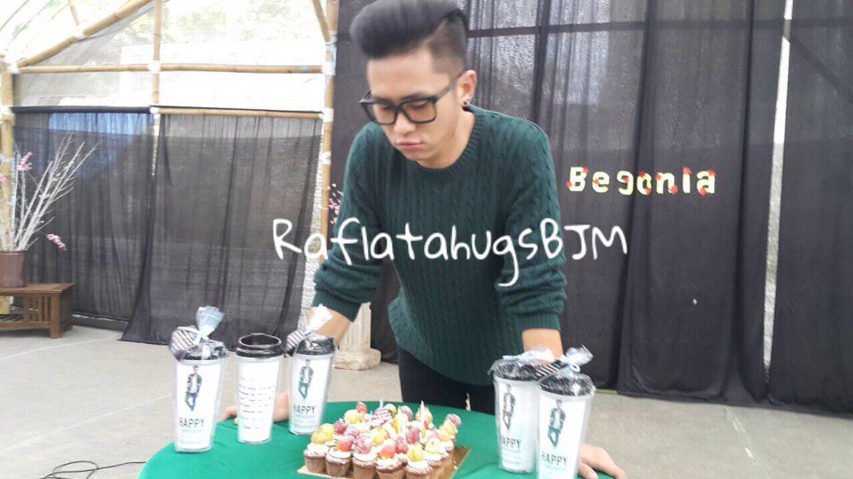 RaflatahugsBJM's tweet photo. Happy 5th anniv @RAFLATAHUGS.. #OneDayWithRafael hr ini ❤️ https://t.co/mEZ4Vp32R7