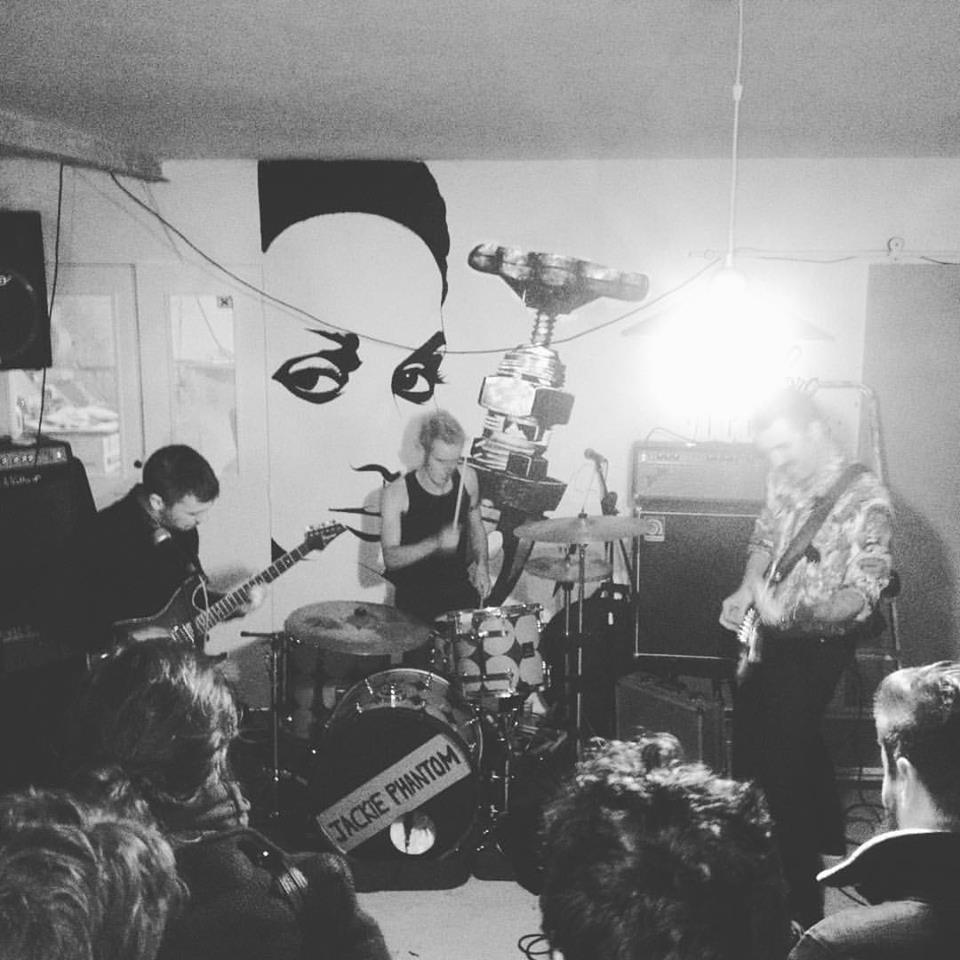 JackiePhantom's tweet photo. Concert à l'atelier 102 avec mes deux acolytes pour une version rock de l'EP "Plastic grave"
https://t.co/0ow0Zbs9VK https://t.co/7iVebXn739