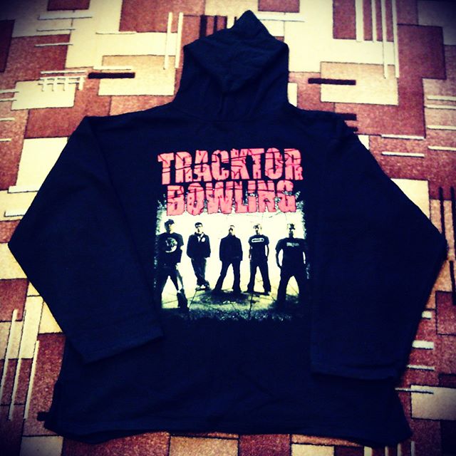 s89gogolev's tweet image. О,в родном городе,у мамы,нашёл #балахон @TracktorB, который носил аж 9 лет назад! #ностальгия прям! #TracktorBowling