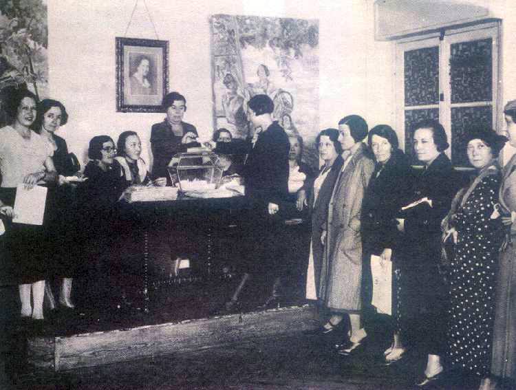 Varias mujeres frente al retrato de Clara Campoamor, votando por 1ª vez en España en 1933
💪
#EleccionesGenerales2015