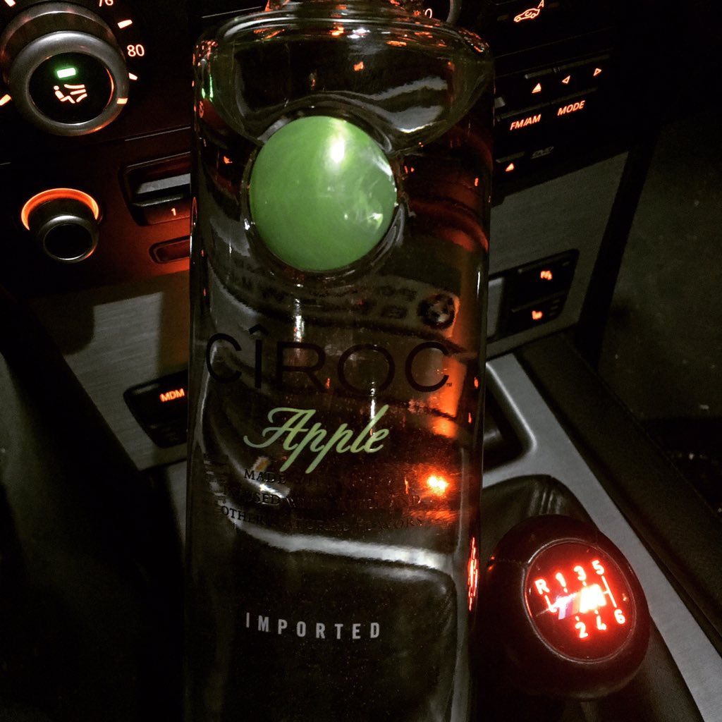 FlossyCarter's tweet photo. What y'all drinking tonight? #AW40 https://t.co/jpUckCEnGT