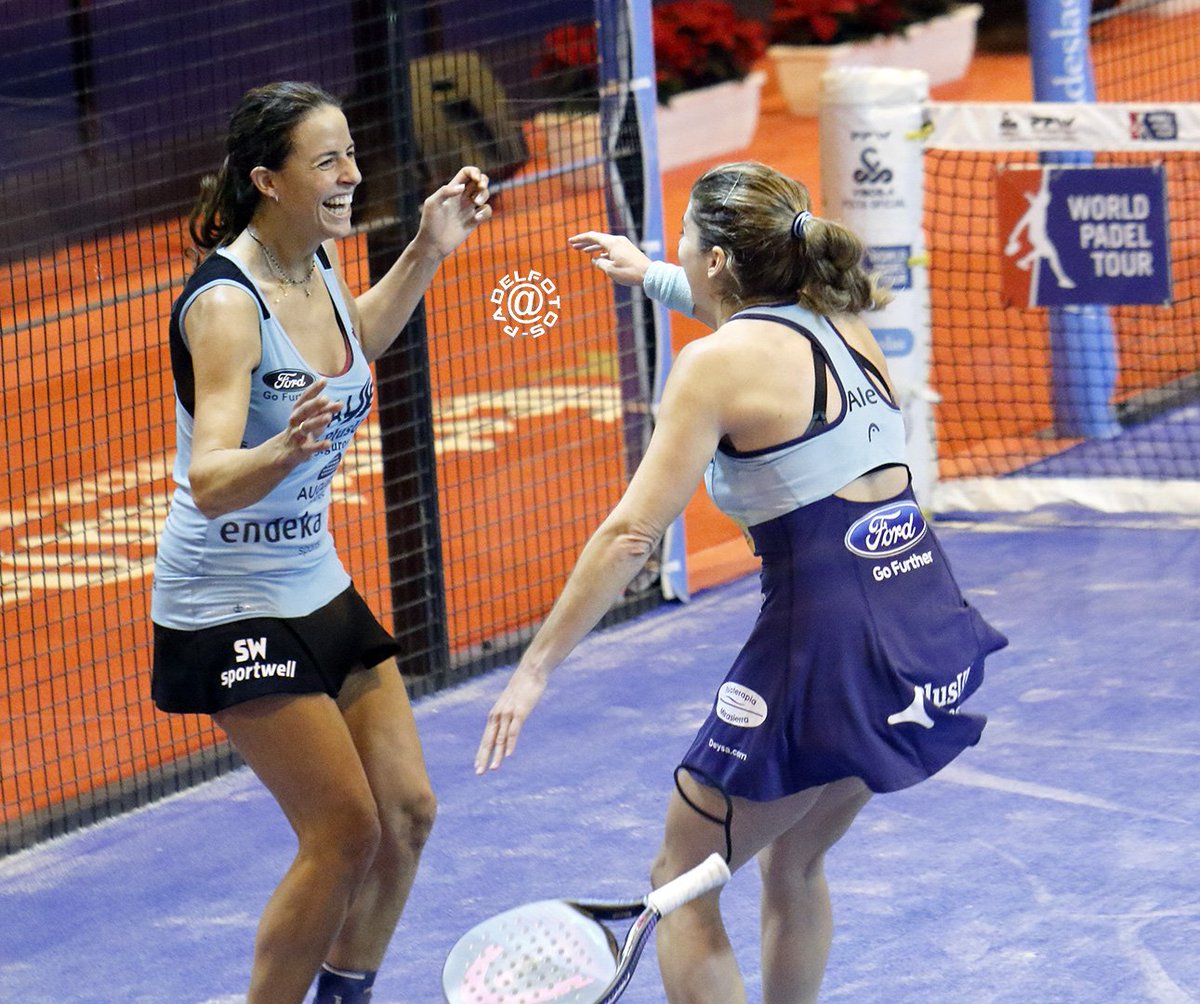 padelfotos's tweet photo. 📷 Secuencia del abrazo de Alejandra Salazar y Marta Marrero, las maestras de 2015 #WTPMasterFinal #padelfemenino https://t.co/UtNmuWZSct