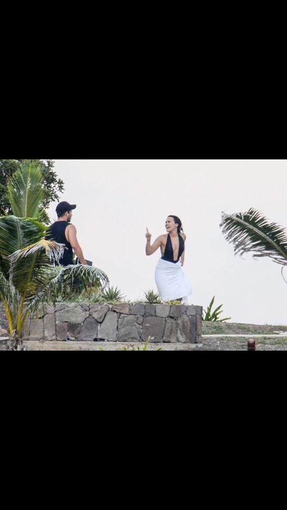 MISTER_GIA's tweet image. - Demi Lovato and her boyfriend putting on a show for the paparazzi 😂.