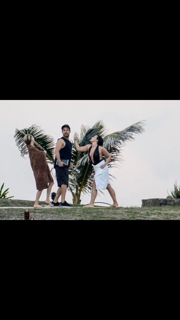 MISTER_GIA's tweet image. - Demi Lovato and her boyfriend putting on a show for the paparazzi 😂.