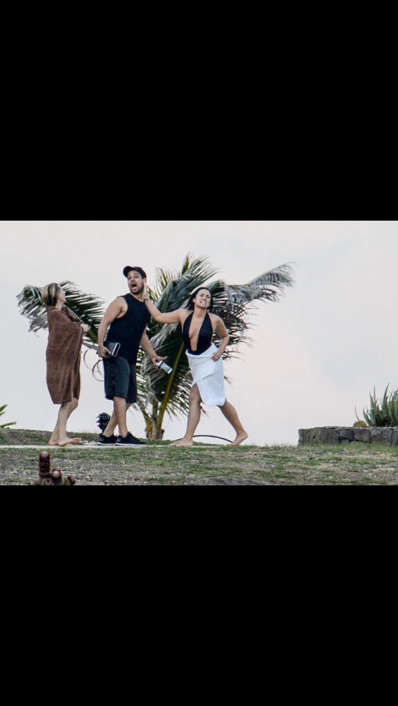 MISTER_GIA's tweet image. - Demi Lovato and her boyfriend putting on a show for the paparazzi 😂.