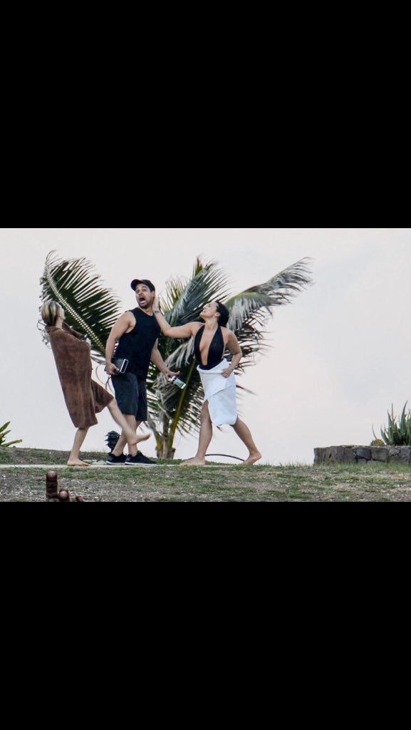 MISTER_GIA's tweet image. - Demi Lovato and her boyfriend putting on a show for the paparazzi 😂.