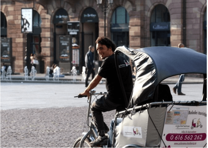 Cyclorama, le vélo-taxi à Strasbourg amazingstrasbourg.com/2015/12/20/cyc…