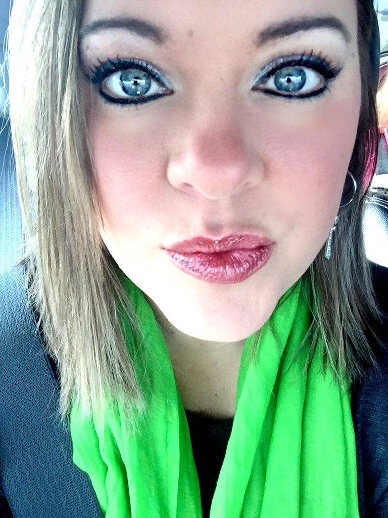 kma9239's tweet photo. @Younique_Corp @YouniqueSupport #12LipsOfChristmas #heartbroken #pigmentpowder #loyal #lipgloss #lashescelebrity https://t.co/w6W06moT5P