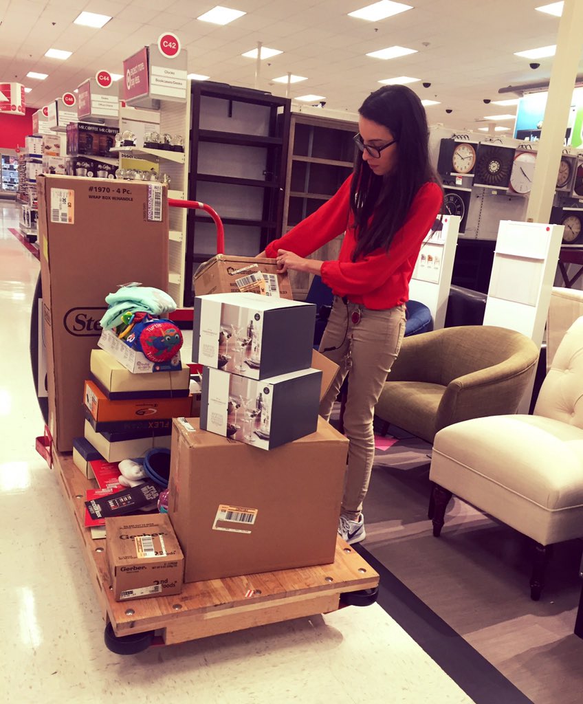 JorgeS_Target's tweet photo. All our offices are DARK! Our ETL-HR filling the floor! #Q4Sales #fillthefloor #noouts #SheMakesTarget #Shemakes1038 https://t.co/PkhmM5EEmZ