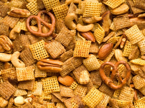 FoodNetwork's tweet image. Stay on track with healthy eating by avoiding these 11 health food imposters: foodtv.com/44ddm.