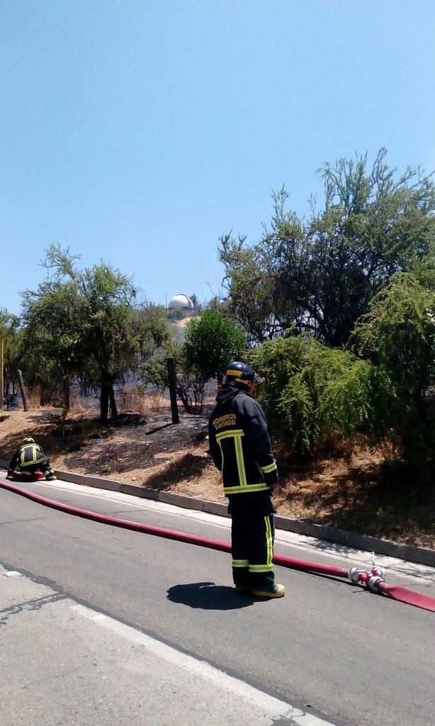 bomba2cl's tweet image. Se quema gran extensión de pasto con peligro de propagación en dos incendios en el sector de las condes @cbsantiago