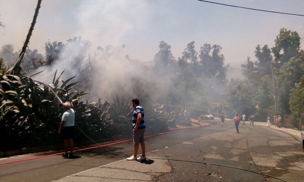 bomba2cl's tweet image. Se quema gran extensión de pasto con peligro de propagación en dos incendios en el sector de las condes @cbsantiago