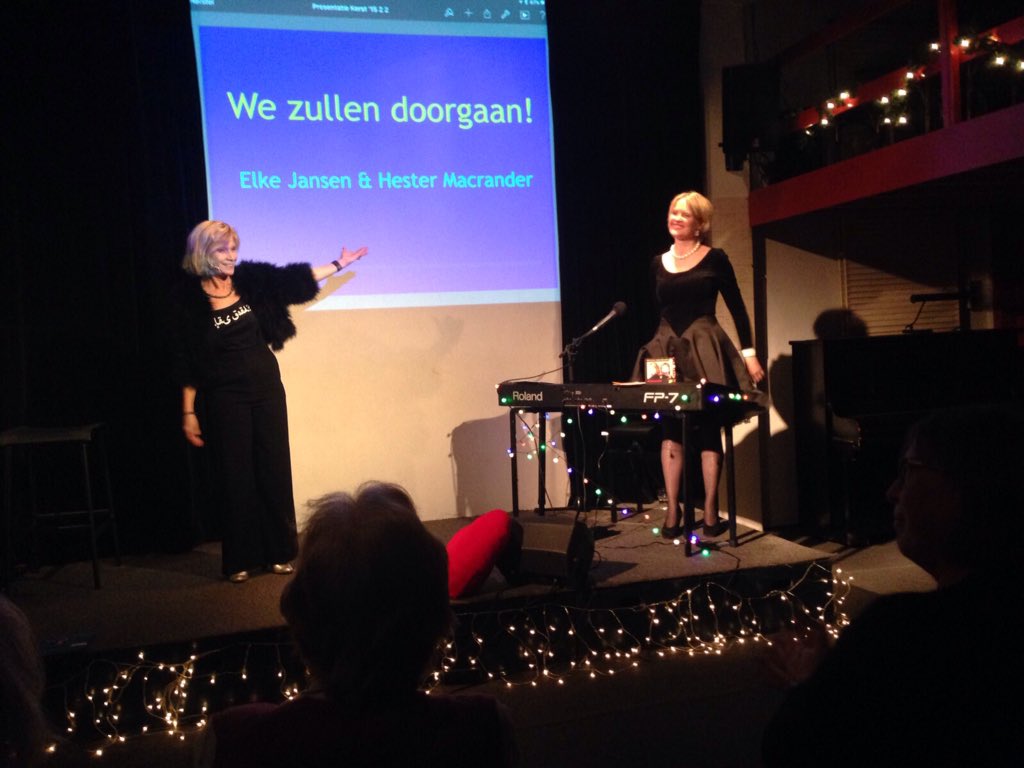 In een sfeervol verlicht theater traden @HesterMacrander en Elke Jansen vanmiddag op. #genieten #Vorden