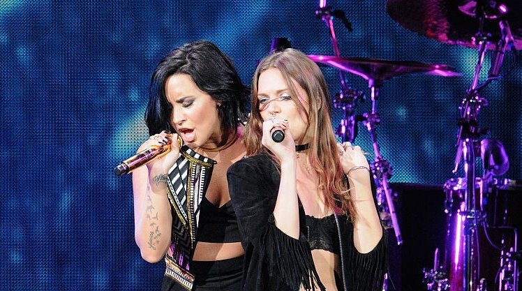 ToveLoBR's tweet photo. HQs: Confira as fotos da apresentação de Demi Lovato e Tove Lo com 'CFTS'. #FLZJingleBall ⛄ https://t.co/IkTIUp5lun https://t.co/WwwRWgEULw