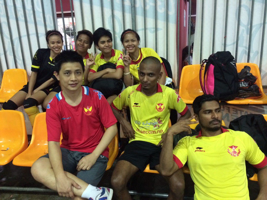FutsalSelangor's tweet photo. Pasukan Pilihan Futsal Selangor beraksi menentang Pasukan Pilihan MB sebentar tadi di Sports Planet Ampang https://t.co/DZfQa78mc6