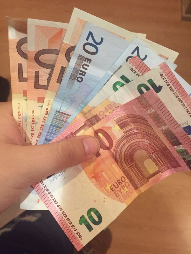 FucksTheSystem's tweet photo. Vengaaaaaa 220€ por votar a VOX gracias mamiiiiii 😍 ojalá hubiesen más elecciones xd https://t.co/dCIiwEWMsb