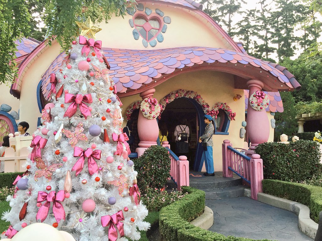 五井ヒロト No Twitter 東京ディズニーランドの景色244 ここはミニーマウスの家 オシャレ で知られるミニーは家もパープルとピンクを基調とした屋根で これまたオシャレ クリスマスツリーも そんなおうちの色にあわせてキュートに飾り付けられています