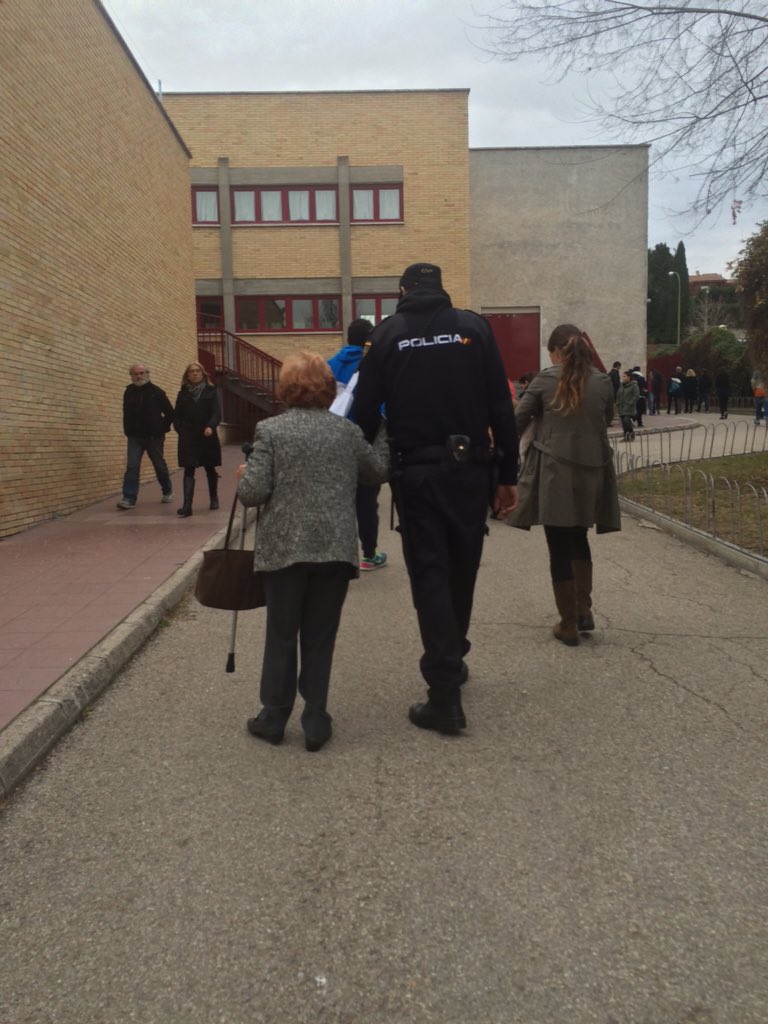 EvaGalvache's tweet photo. Orgullo de nuestras fuerzas de seguridad. Están para mucho más q protegernos. #EleccionesGenerales2015 @policia https://t.co/ztyeCJdLmX
