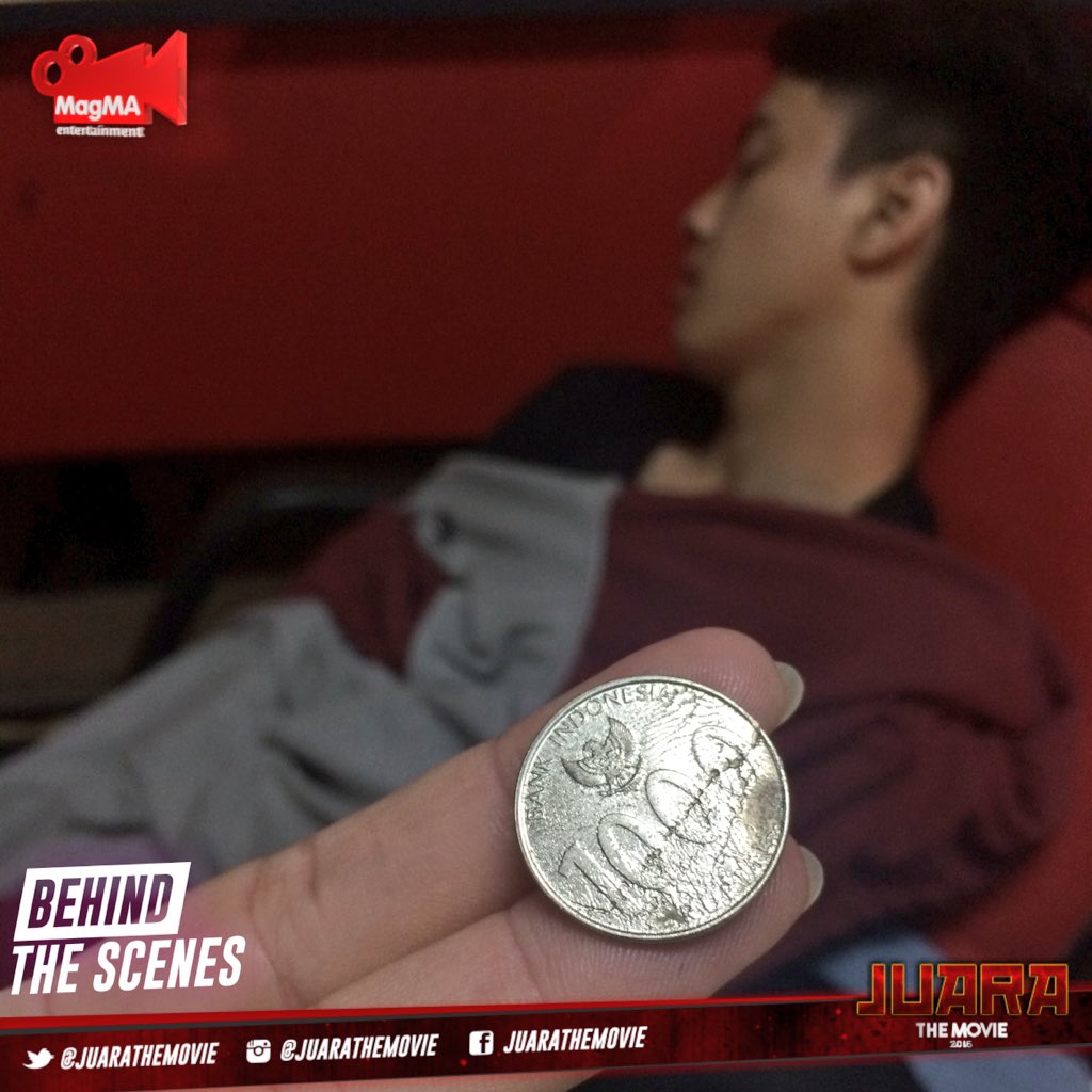 MAGMAEnt's tweet photo. Siapa yg ngerokin @bismakarisma? A @CioManassero B @Arthur_Stefano C Om @CharlesGozali D @qausarhy #JUARAthemovie https://t.co/ixaim0Guwe