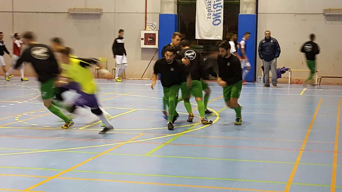 FutbolSalaNerja's tweet photo. Agradecemos a @PubObelix su apoyo año tras año. Ayer el Sénior estrenaba sudaderas para el período invernal. https://t.co/88ciJC5ESQ
